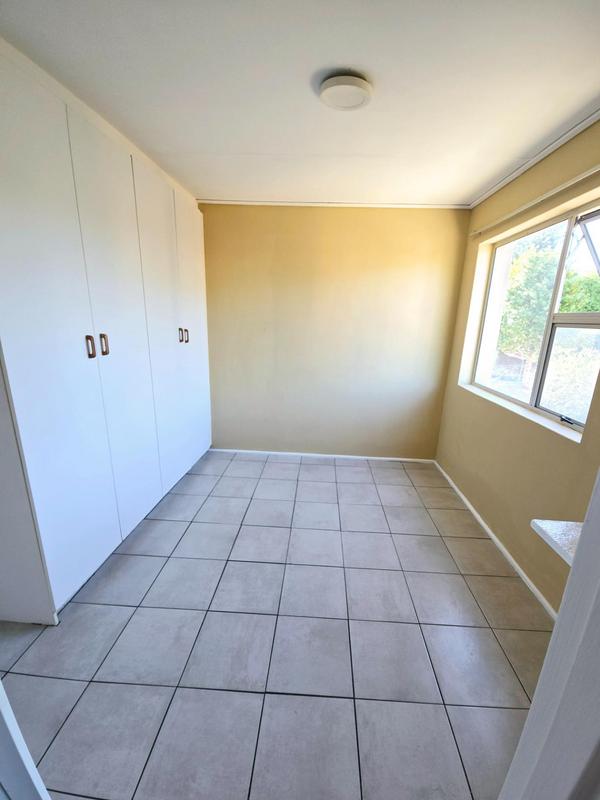 To Let 1 Bedroom Property for Rent in Oakglen Western Cape